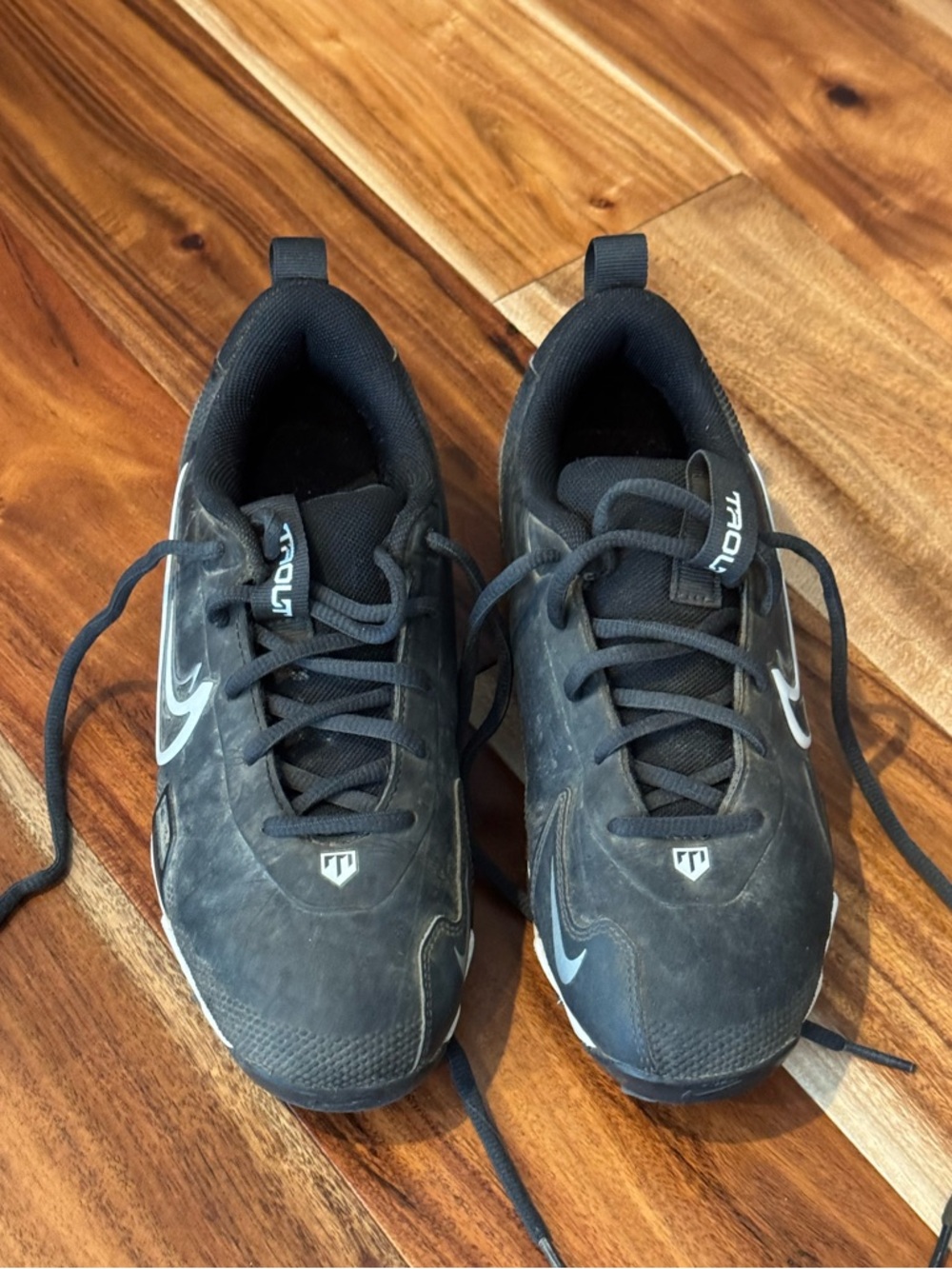Boys black Nike baseball cleats size 4